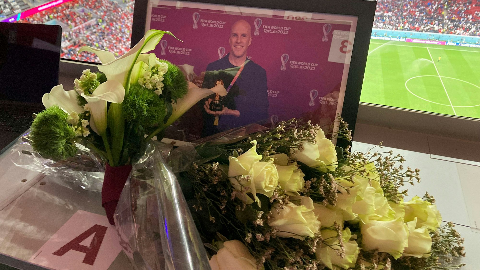 Blumen neben dem Foto von Grant Wahl