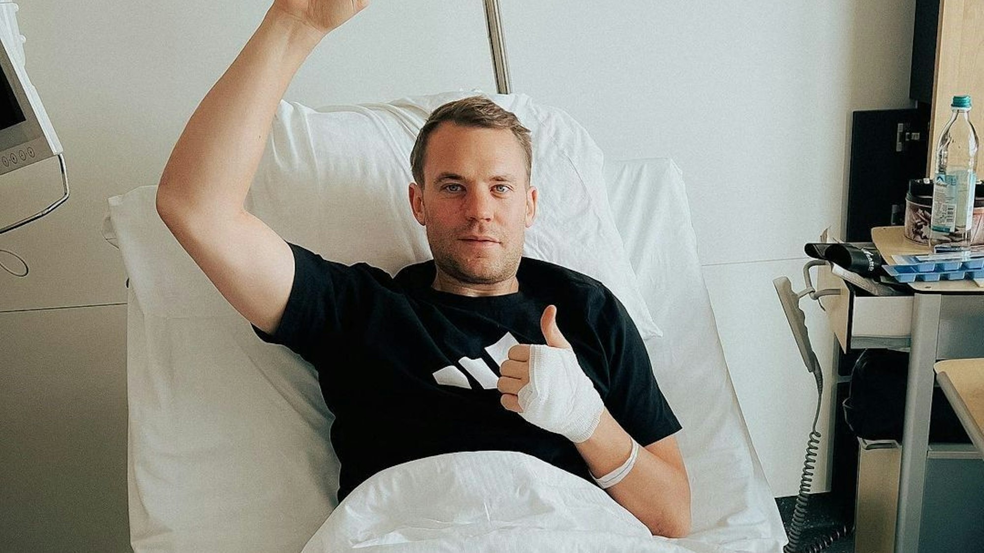 Manuel Neuer auf einem Foto aus dem Krankenbett nach einer Operation.