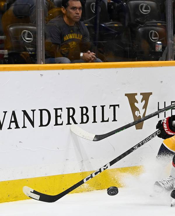 Tim Stützle beim NHL-Spiel der Ottawa Senators im Duell mit Dante Fabbro von den Nashville Predators.