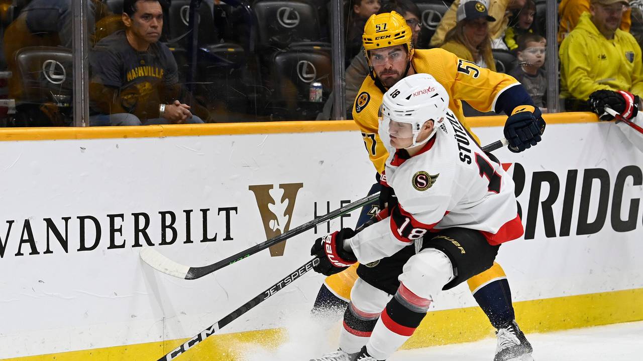 Tim Stützle beim NHL-Spiel der Ottawa Senators im Duell mit Dante Fabbro von den Nashville Predators.