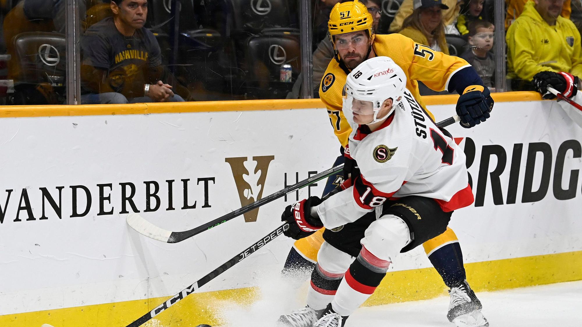 Tim Stützle beim NHL-Spiel der Ottawa Senators im Duell mit Dante Fabbro von den Nashville Predators.
