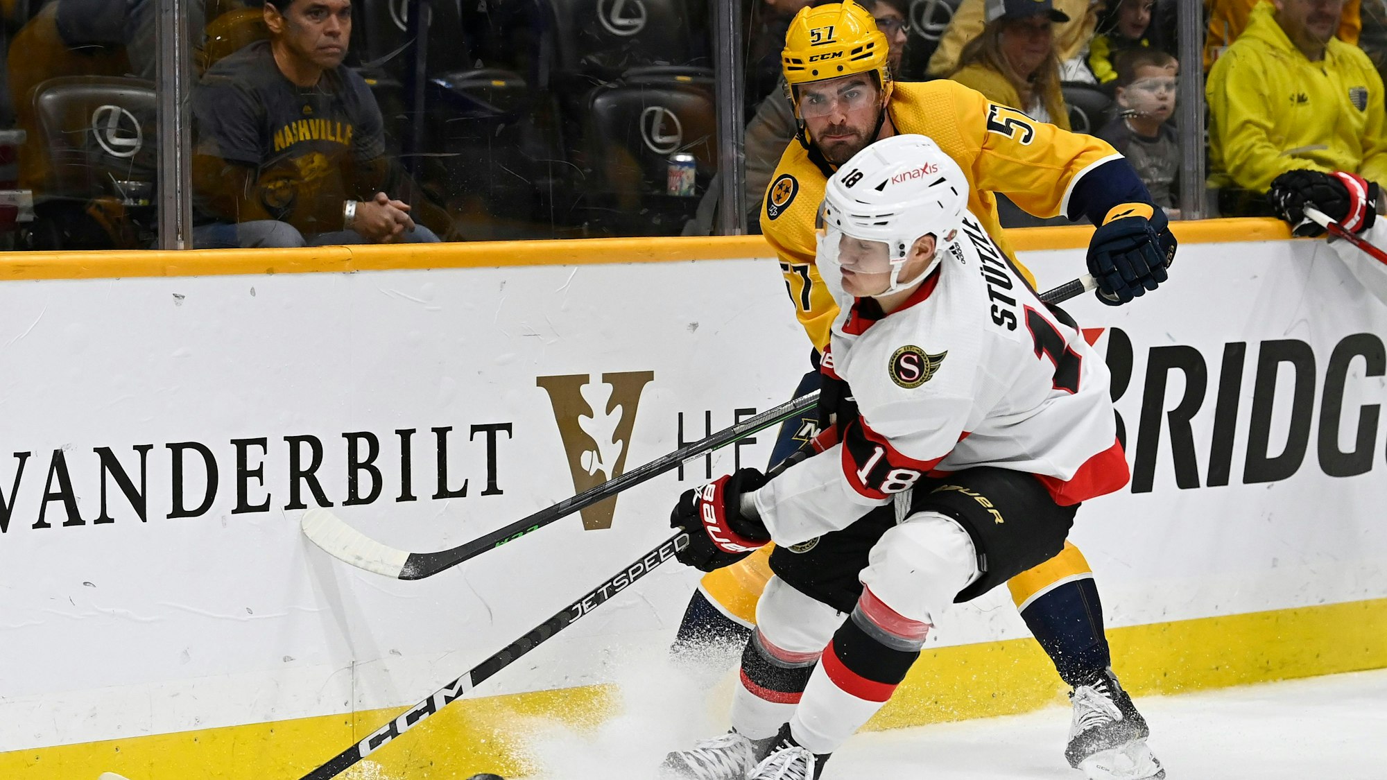 Tim Stützle beim NHL-Spiel der Ottawa Senators im Duell mit Dante Fabbro von den Nashville Predators.