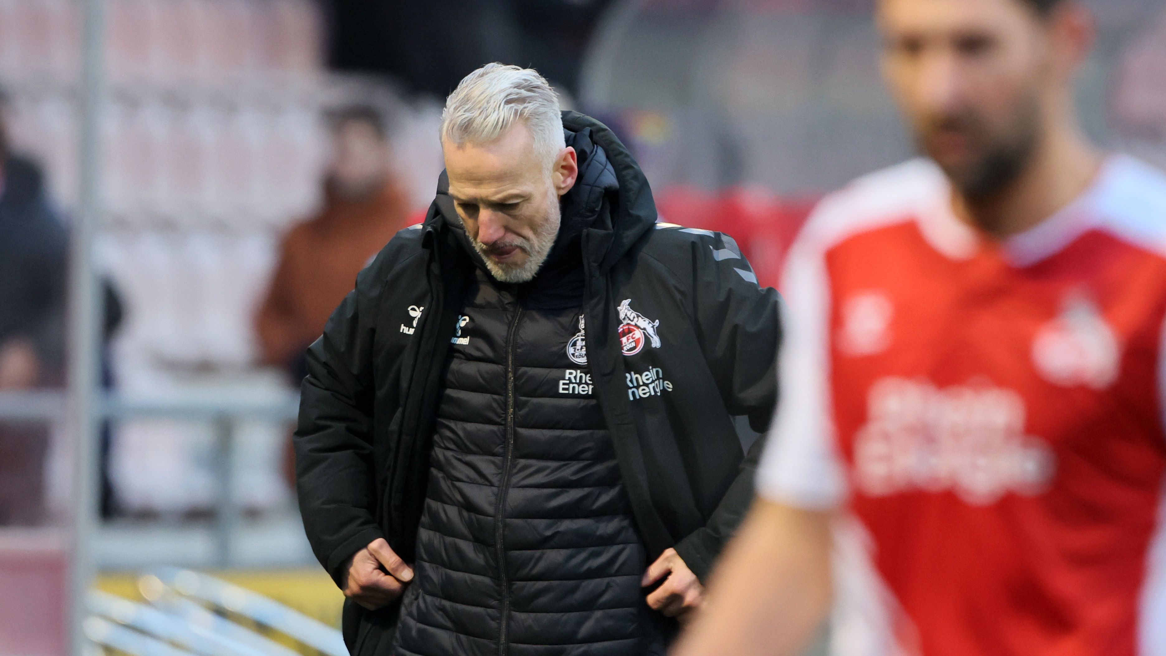 Mark Zimmermann steht bei der U21 des 1. FC Köln enttäuscht an der Seitenlinie.