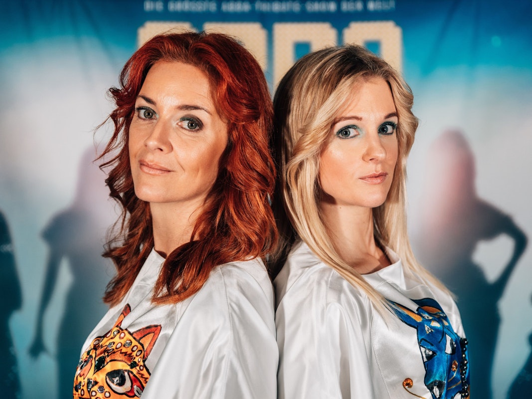 Die beiden Hauptdarstellerinnen von „ABBAMania – The Show“.