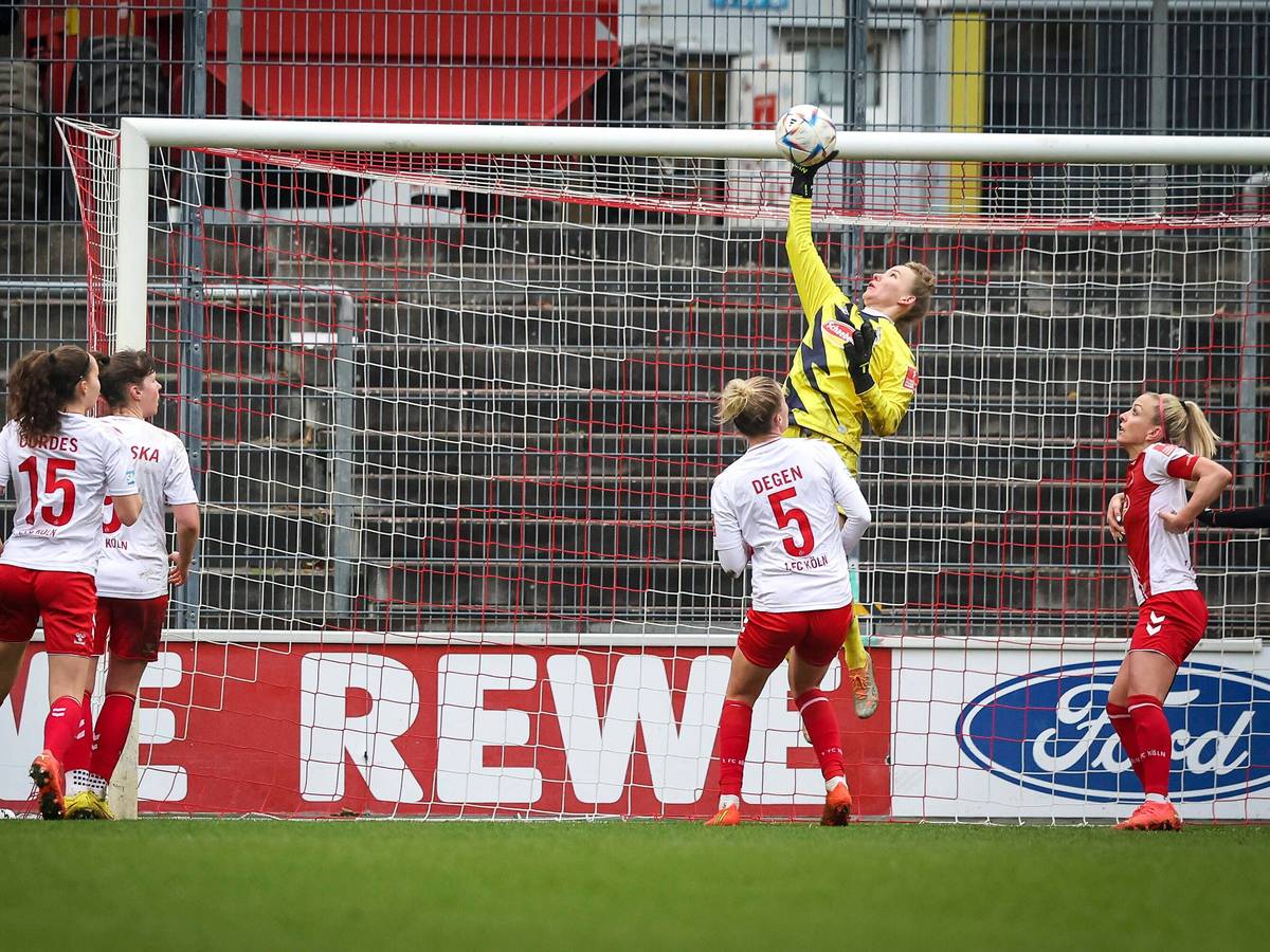 Jasmin Pal (1. FC Köln) lenkt einen Ball übers Tor.