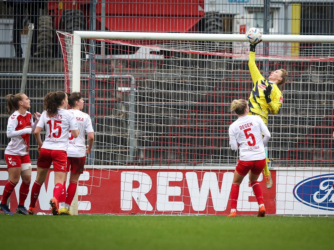 Jasmin Pal (1. FC Köln) lenkt einen Ball übers Tor.