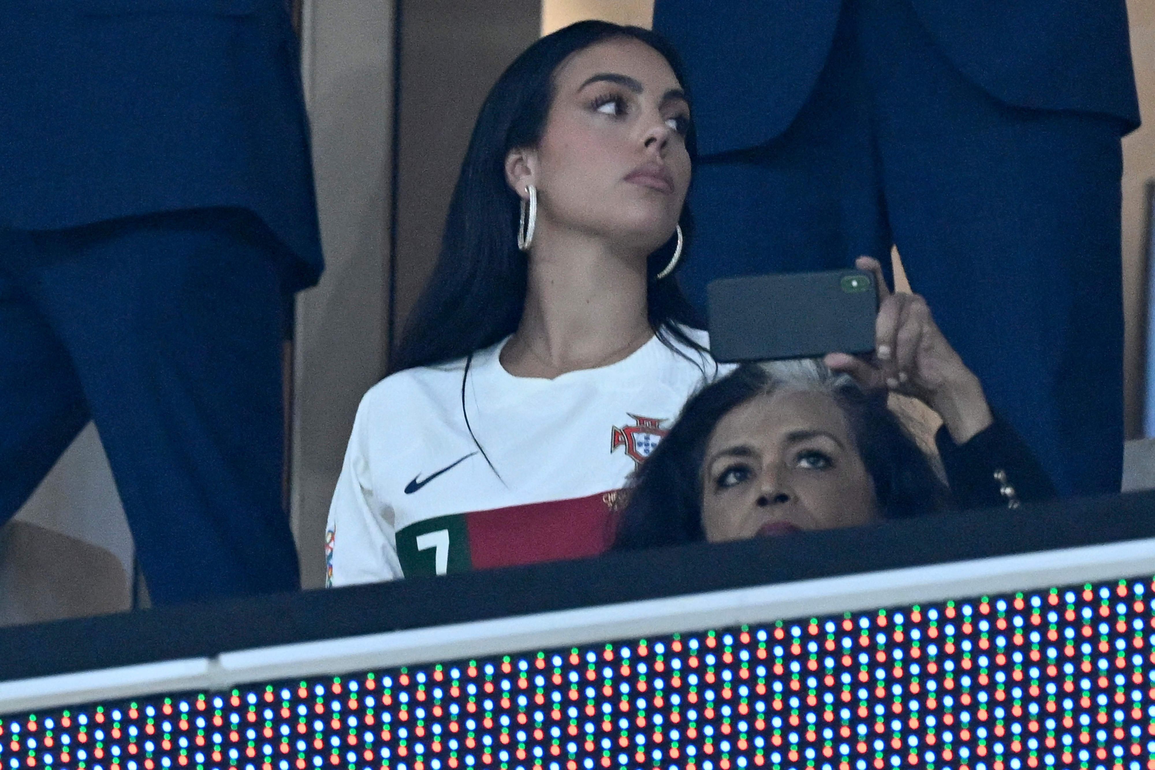 Georgina Rodríguez sitzt beim WM-Viertelfinale zwischen Portugal und Marokko auf der Tribüne.