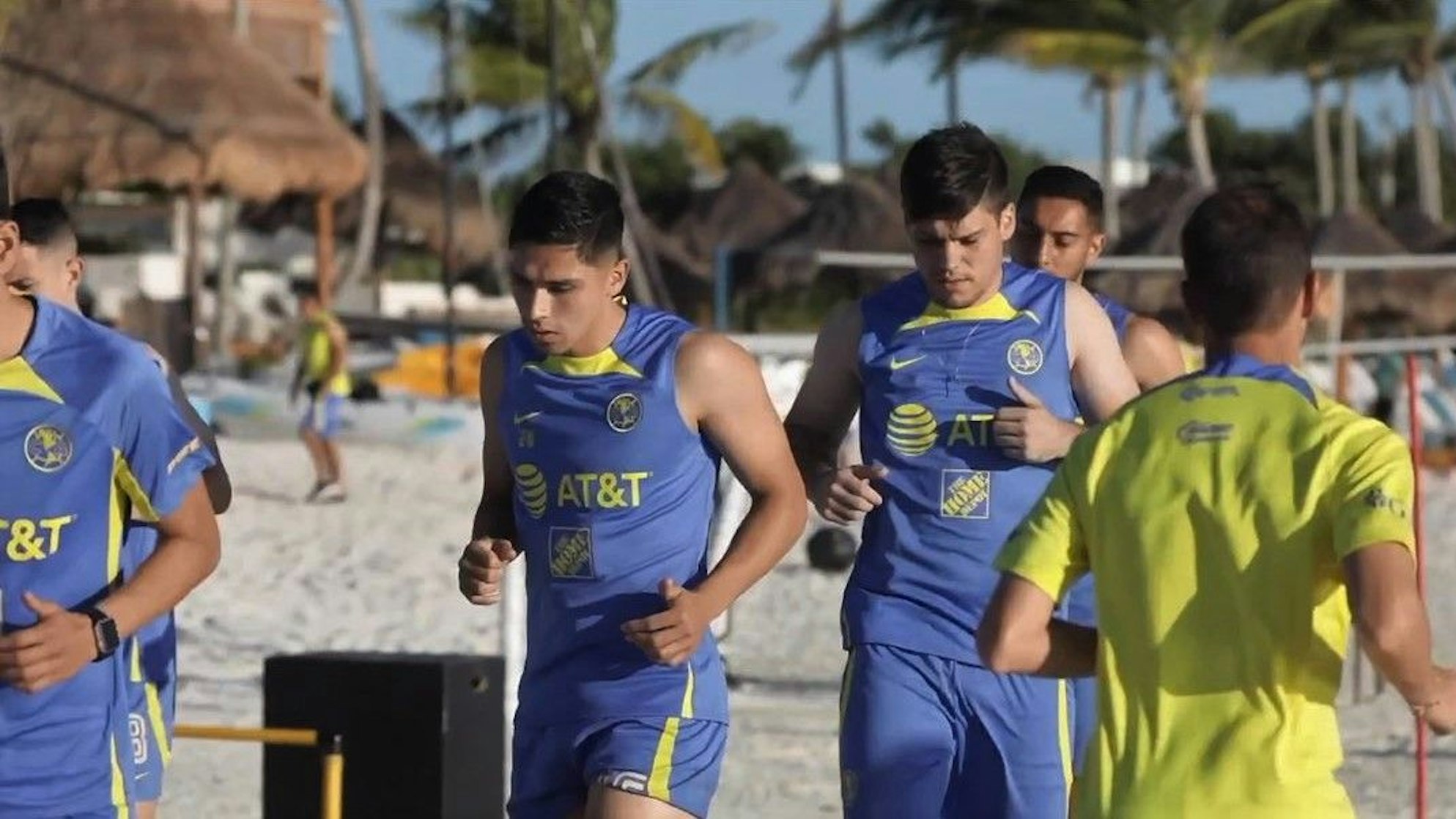 Im Trainingslager von Club América in Mexiko läuft Jorge Meré bei einer Einheit am Strand.