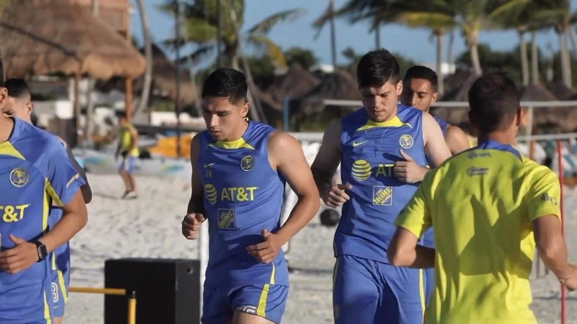 Im Trainingslager von Club América in Mexiko läuft Jorge Meré bei einer Einheit am Strand.