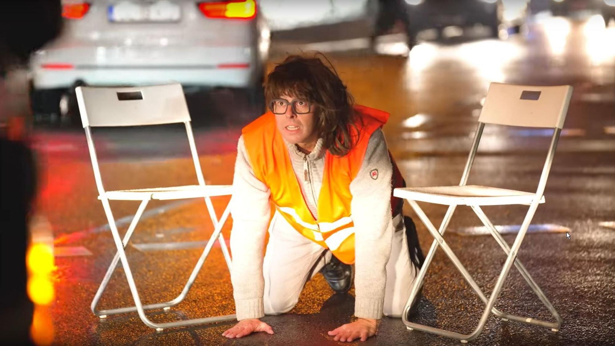 Till Quitmann hockt als Klimakleber auf der Straße.