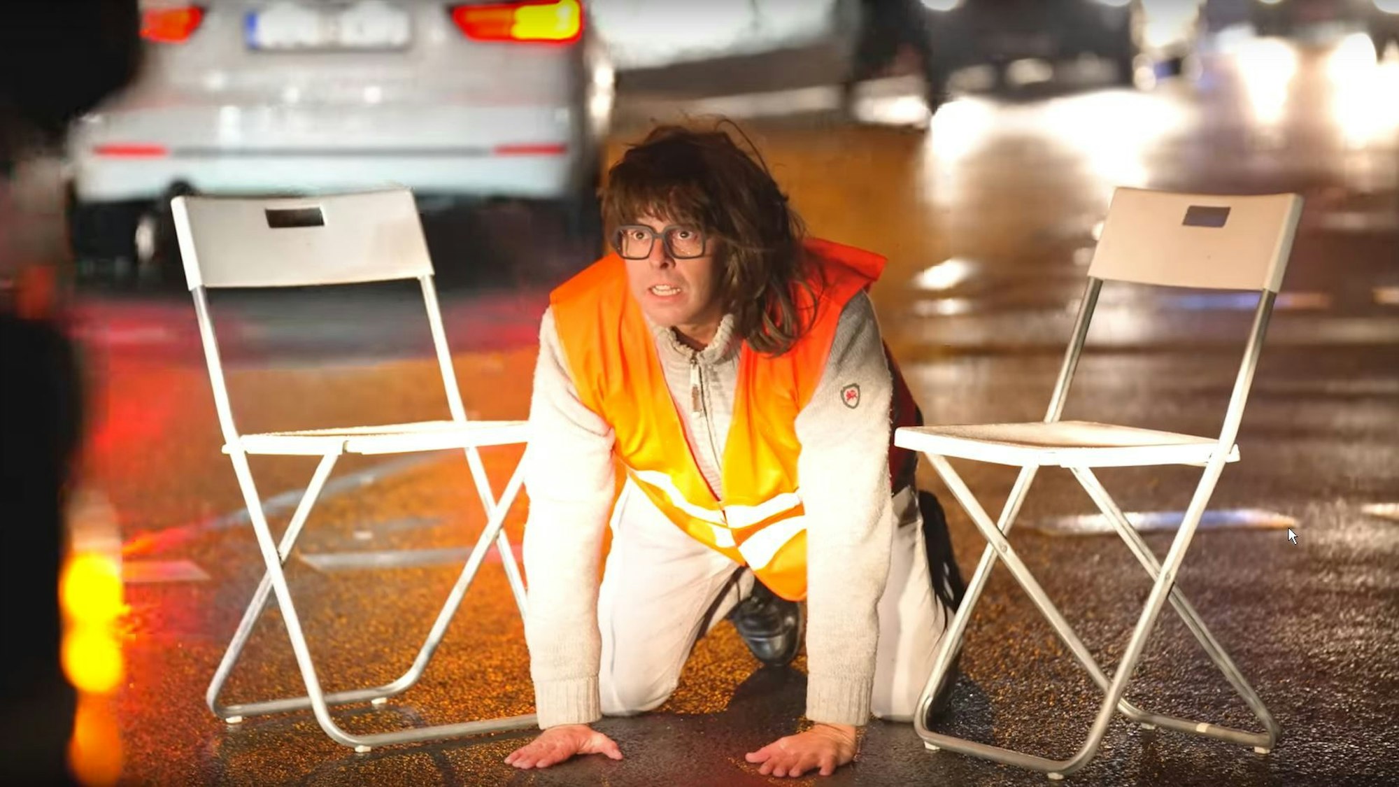 Till Quitmann hockt als Klimakleber auf der Straße.