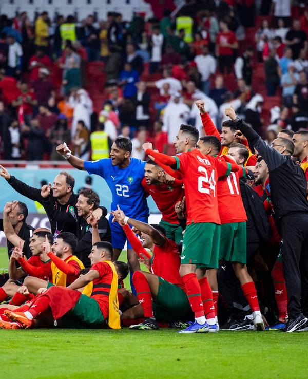 Die Mannschaft von Marokko hat sich nach dem Viertelfinal-Sieg bei der WM 2022 zum Gruppenfoto versammelt