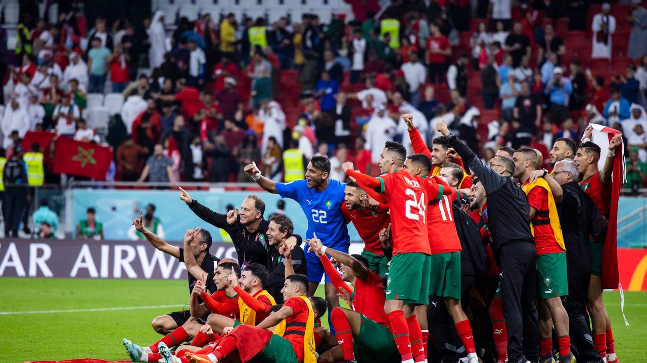 Die Mannschaft von Marokko hat sich nach dem Viertelfinal-Sieg bei der WM 2022 zum Gruppenfoto versammelt