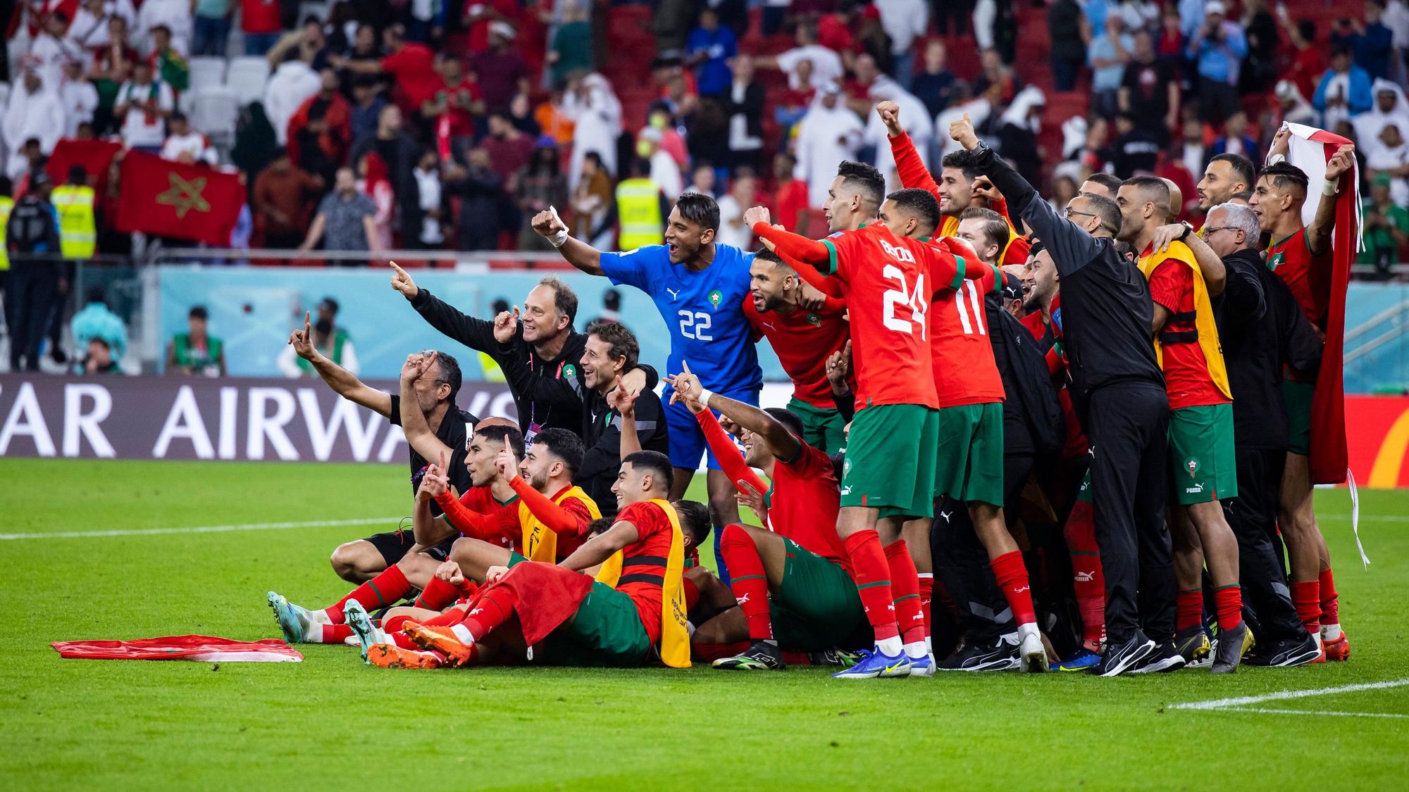 Die Mannschaft von Marokko hat sich nach dem Viertelfinal-Sieg bei der WM 2022 zum Gruppenfoto versammelt