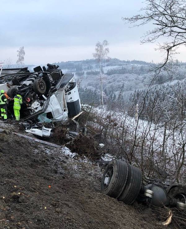 Die Autobahn musste nach dem Lkw-Unfall voll gesperrt werden.