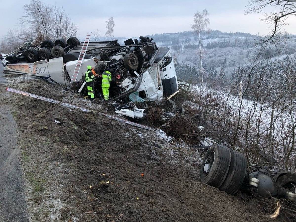 Die Autobahn musste nach dem Lkw-Unfall voll gesperrt werden.