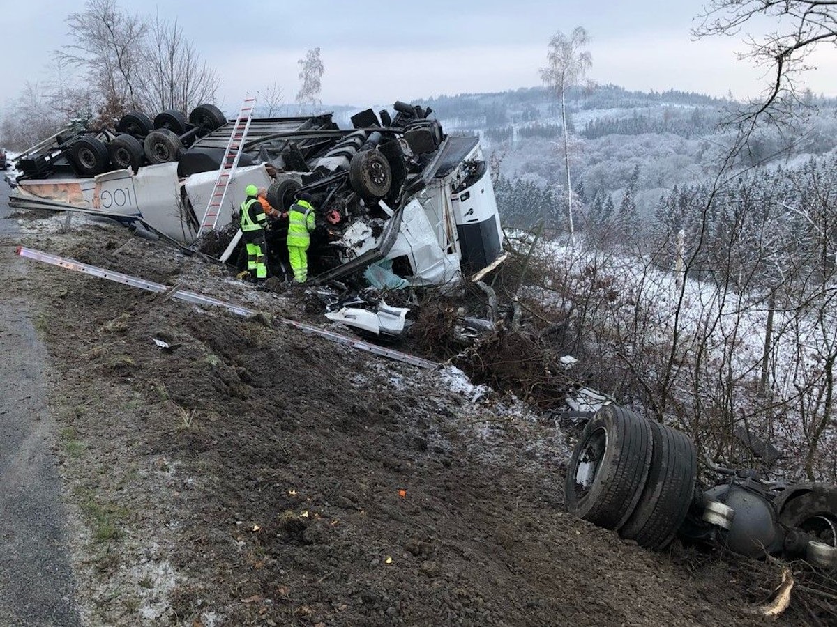 Die Autobahn musste nach dem Lkw-Unfall voll gesperrt werden.