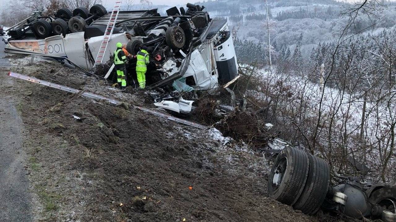 Die Autobahn musste nach dem Lkw-Unfall voll gesperrt werden.