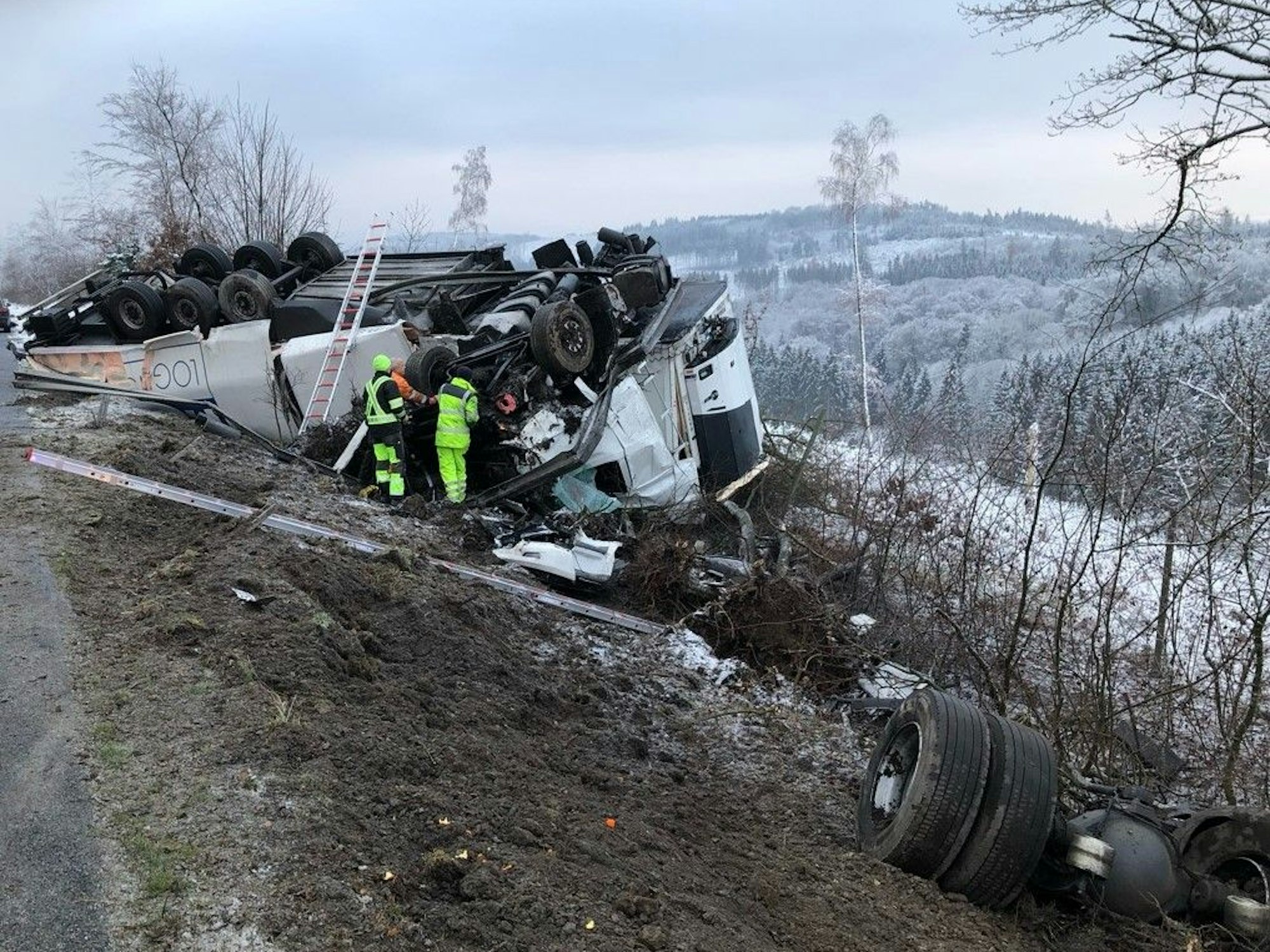 Die Autobahn musste nach dem Lkw-Unfall voll gesperrt werden.