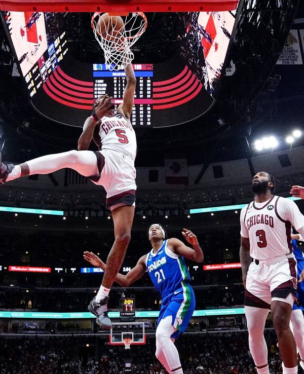 Derrick Jones Jr. von den Chicago Bulls im Spiel gegen die Dallas Mavericks mit einem Dunk.