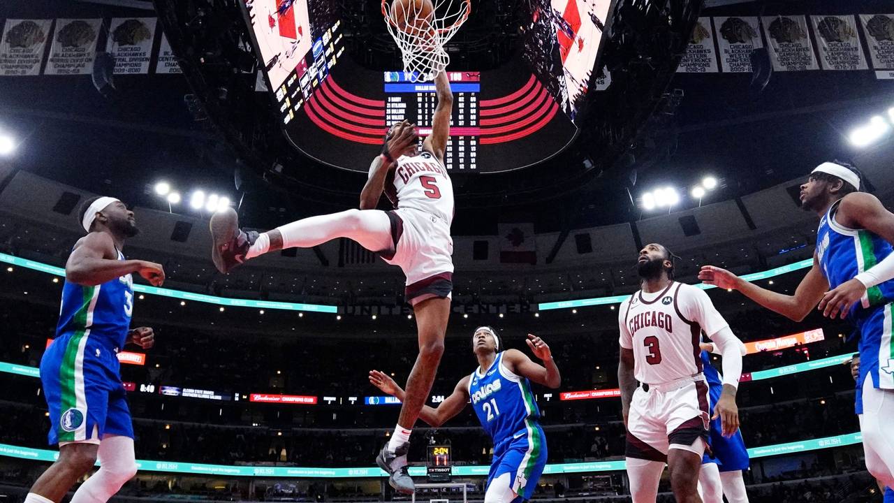 Derrick Jones Jr. von den Chicago Bulls im Spiel gegen die Dallas Mavericks mit einem Dunk.