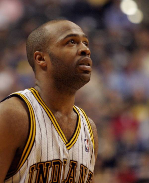 Ex-NBA-Star Jamaal Tinsley schaut bei einem Basketball-Spiel hoch zum Korb.