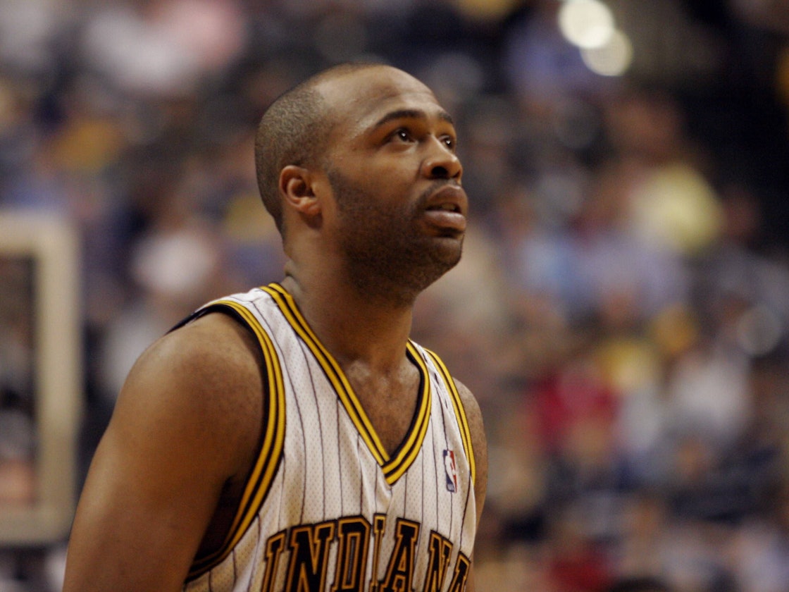 Ex-NBA-Star Jamaal Tinsley schaut bei einem Basketball-Spiel hoch zum Korb.