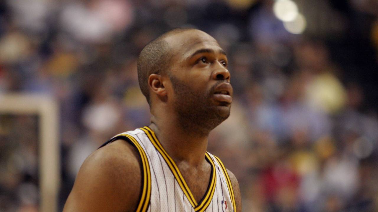 Ex-NBA-Star Jamaal Tinsley schaut bei einem Basketball-Spiel hoch zum Korb.