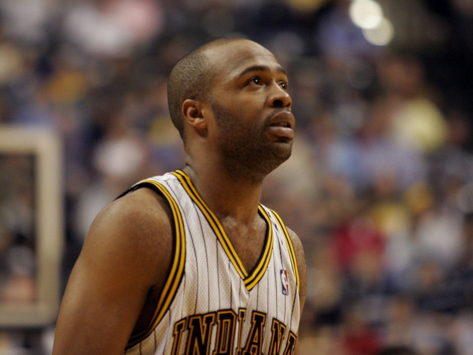 Ex-NBA-Star Jamaal Tinsley schaut bei einem Basketball-Spiel hoch zum Korb.