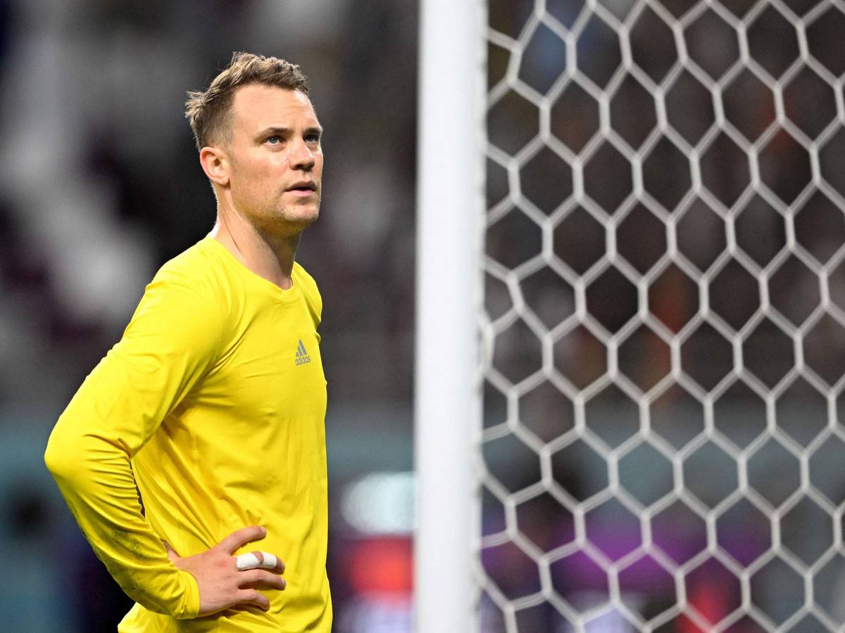 Manuel Neuer schaut nachdenklich.