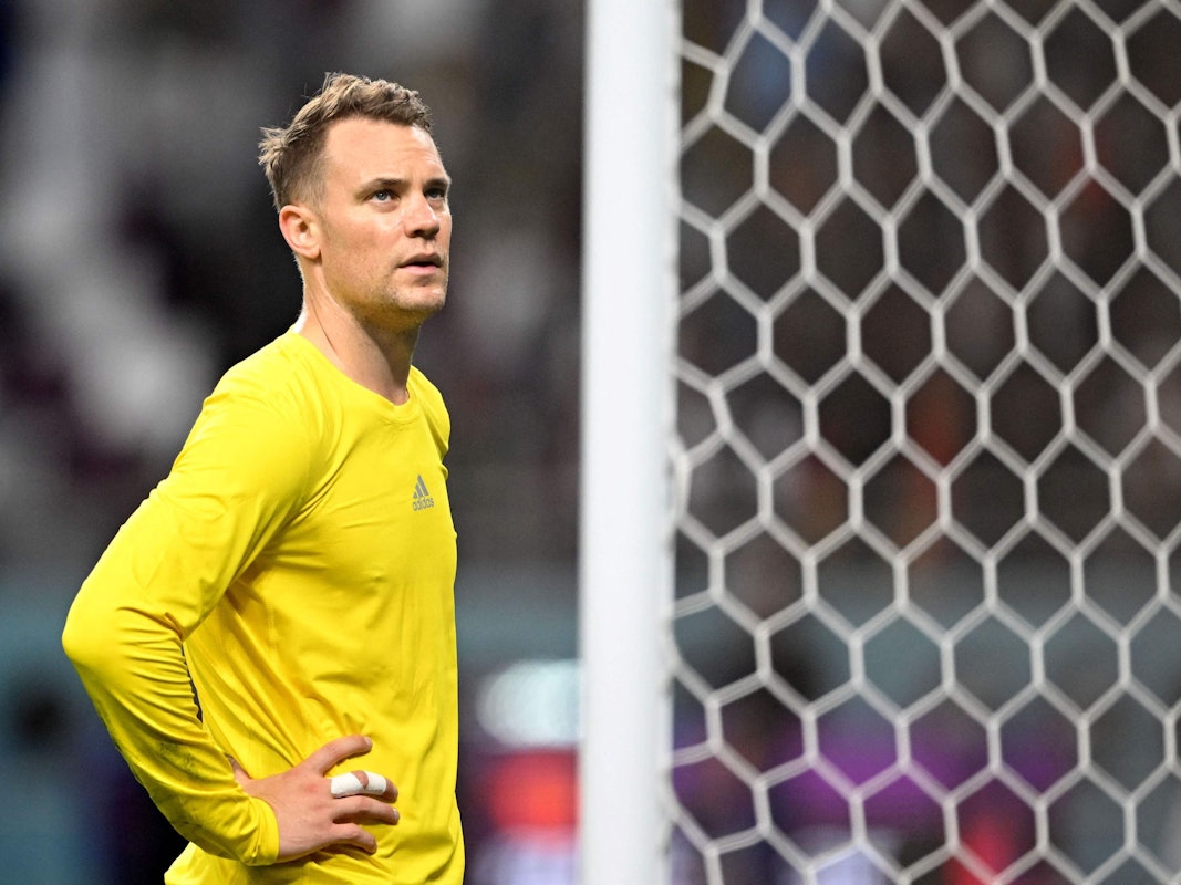 Manuel Neuer schaut nachdenklich.