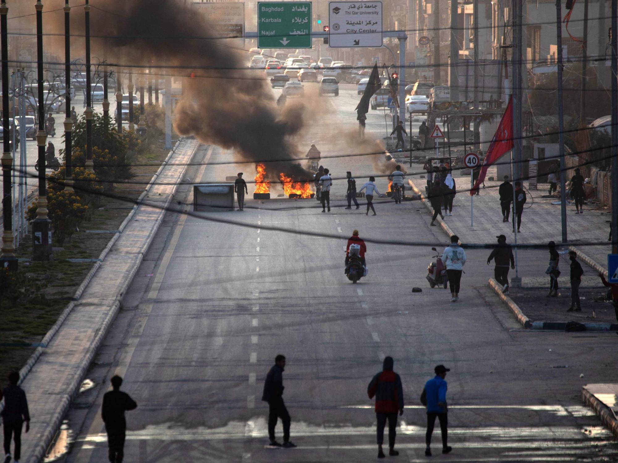 Eine Straßenblockade in Nasiriyah im Süden Irans am 11. Dezember 2022.