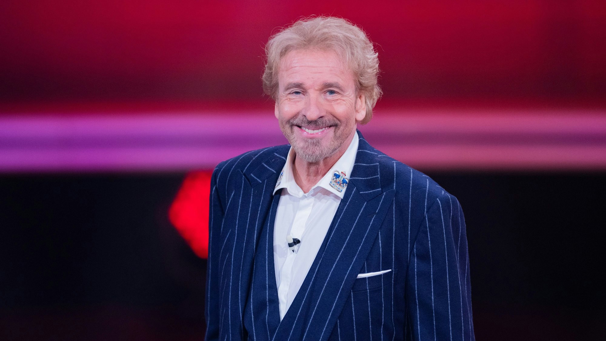Thomas Gottschalk, Moderator, steht beim RTL-Jahresrückblick „Menschen, Bilder, Emotionen 2022“ im Studio.