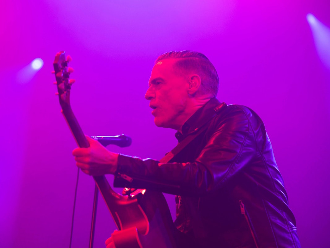 Der kanadische Rocksänger, Komponist, Gitarrist und Fotograf Bryan Adams auf der Bühne in Wien.