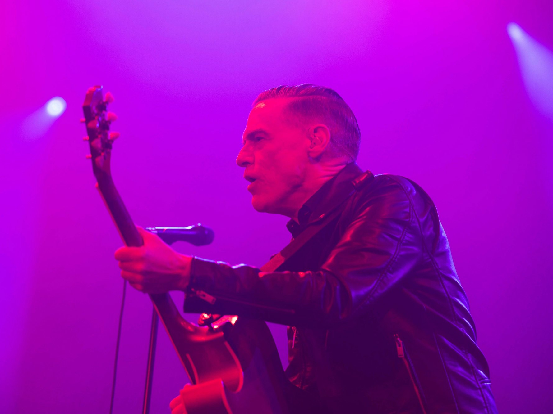 Der kanadische Rocksänger, Komponist, Gitarrist und Fotograf Bryan Adams auf der Bühne in Wien.