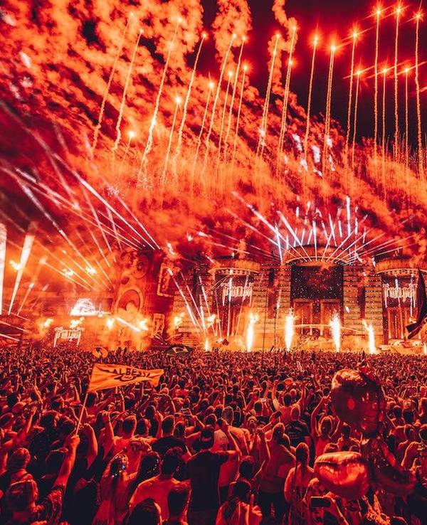 Fans feiern vor der Parookaville-Mainstage