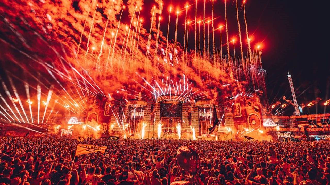 Fans feiern vor der Parookaville-Mainstage