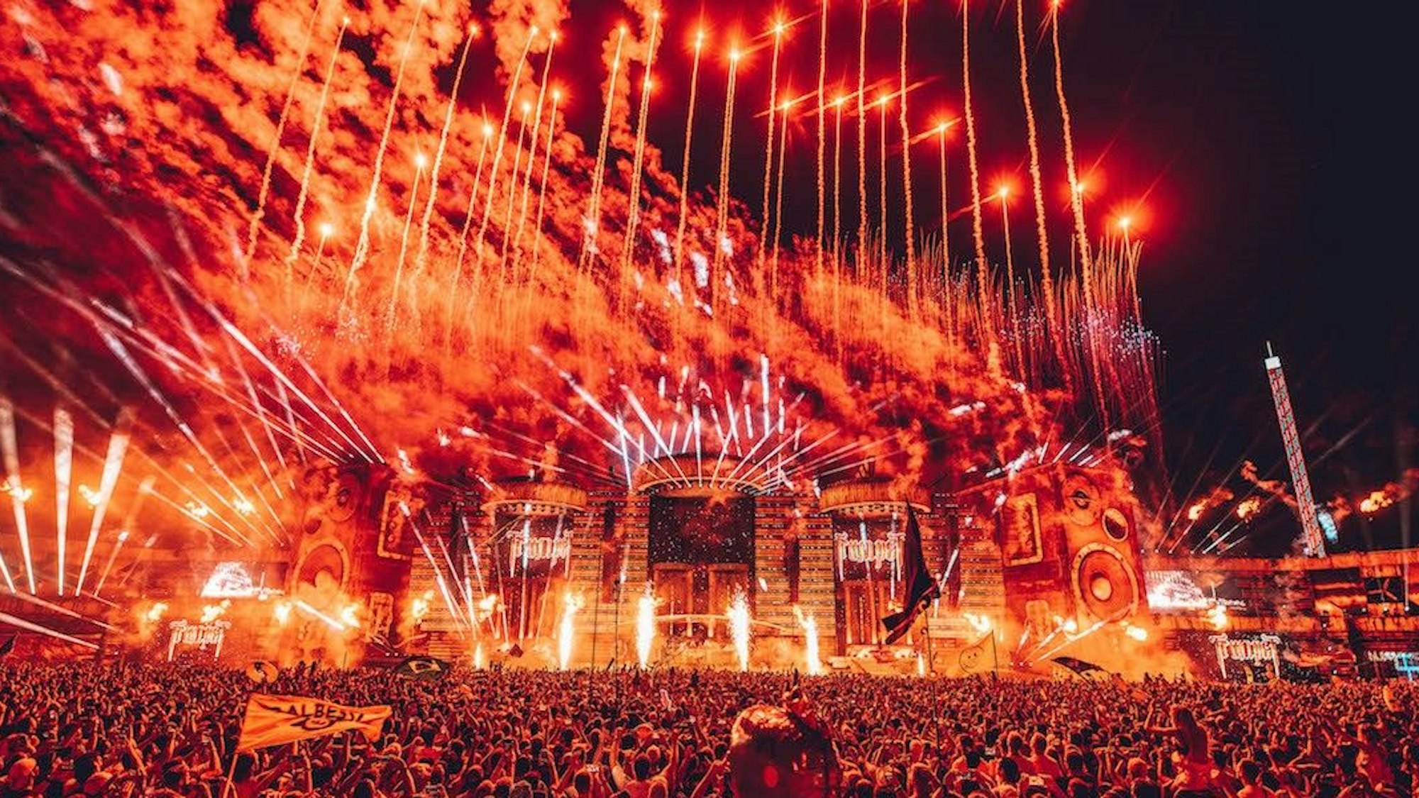 Fans feiern vor der Parookaville-Mainstage