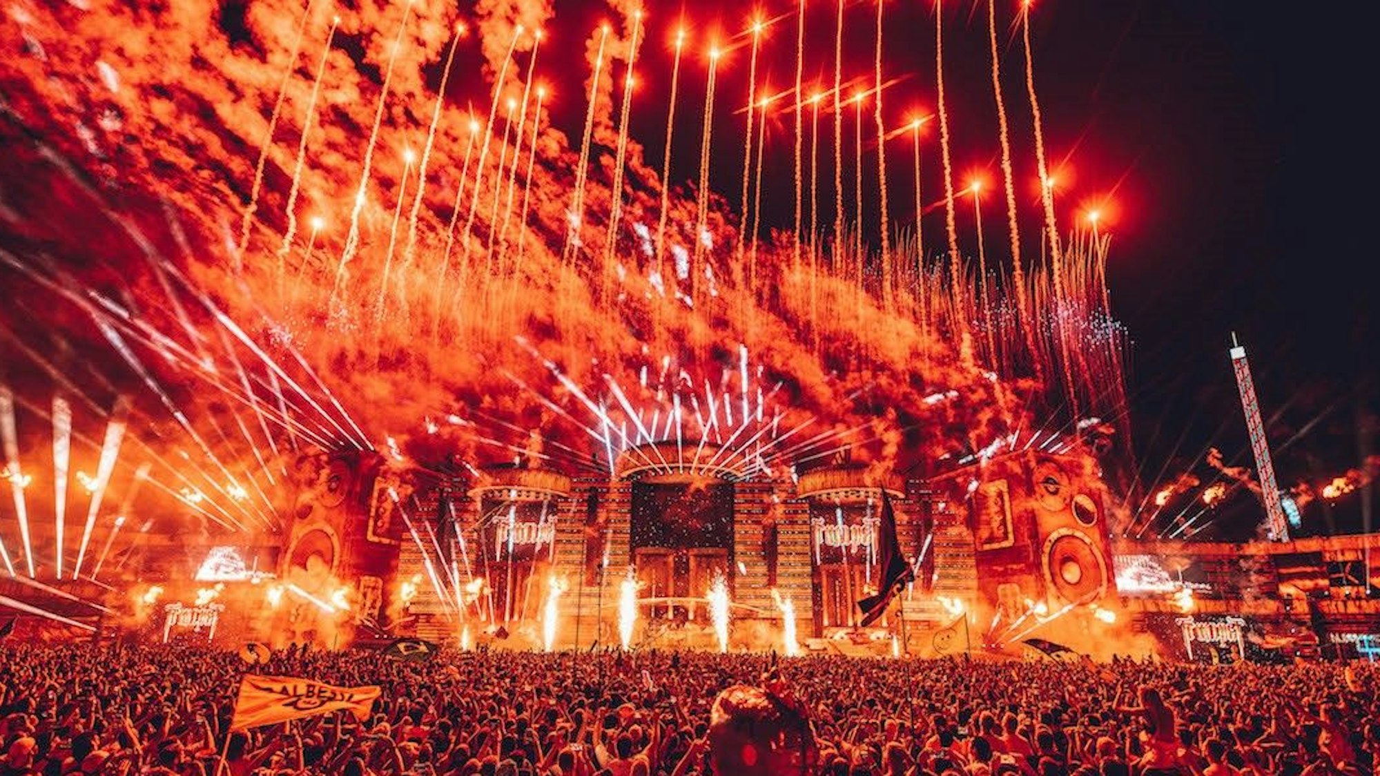 Fans feiern vor der Parookaville-Mainstage