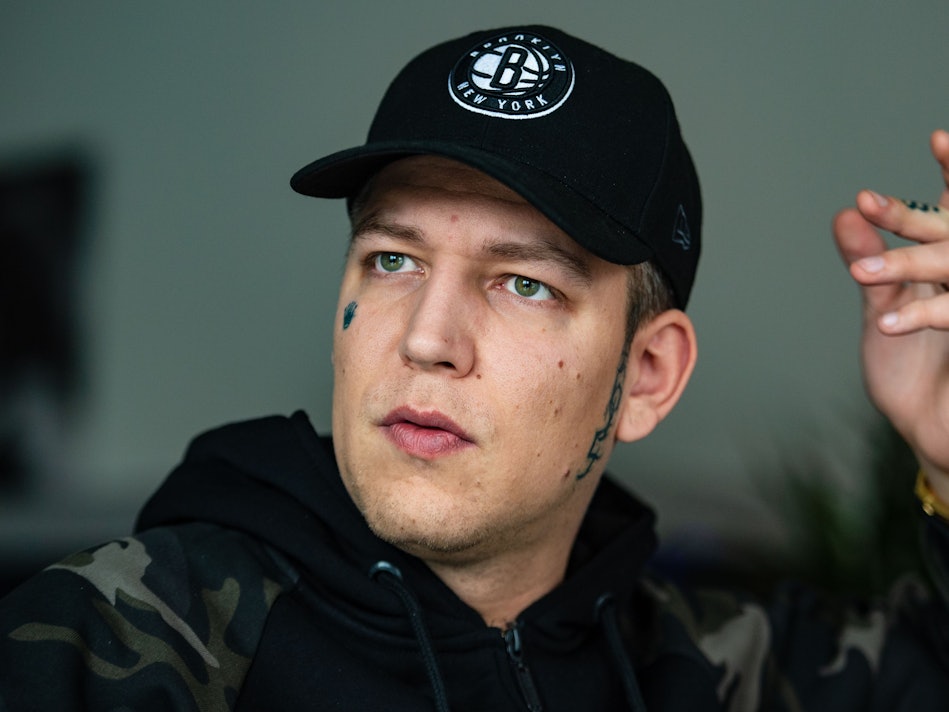 Marcel Eris, YouTuber und Twitch-Star, spricht bei einem Interview in seiner Wohnung.