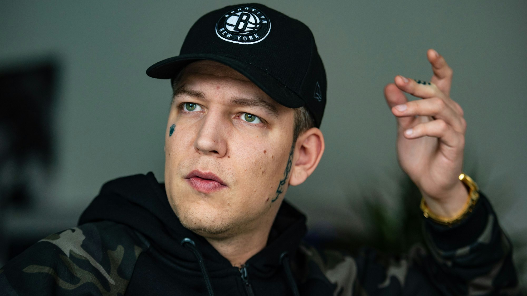 Marcel Eris, YouTuber und Twitch-Star, spricht bei einem Interview in seiner Wohnung.