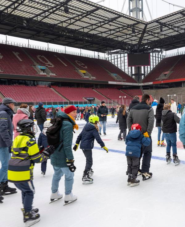 Sportbegeisterte beim ersten Eislaufen im Rheinenergie-Stadion