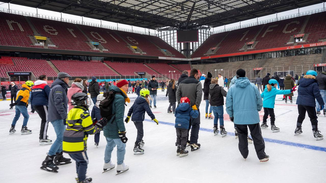 Sportbegeisterte beim ersten Eislaufen im Rheinenergie-Stadion
