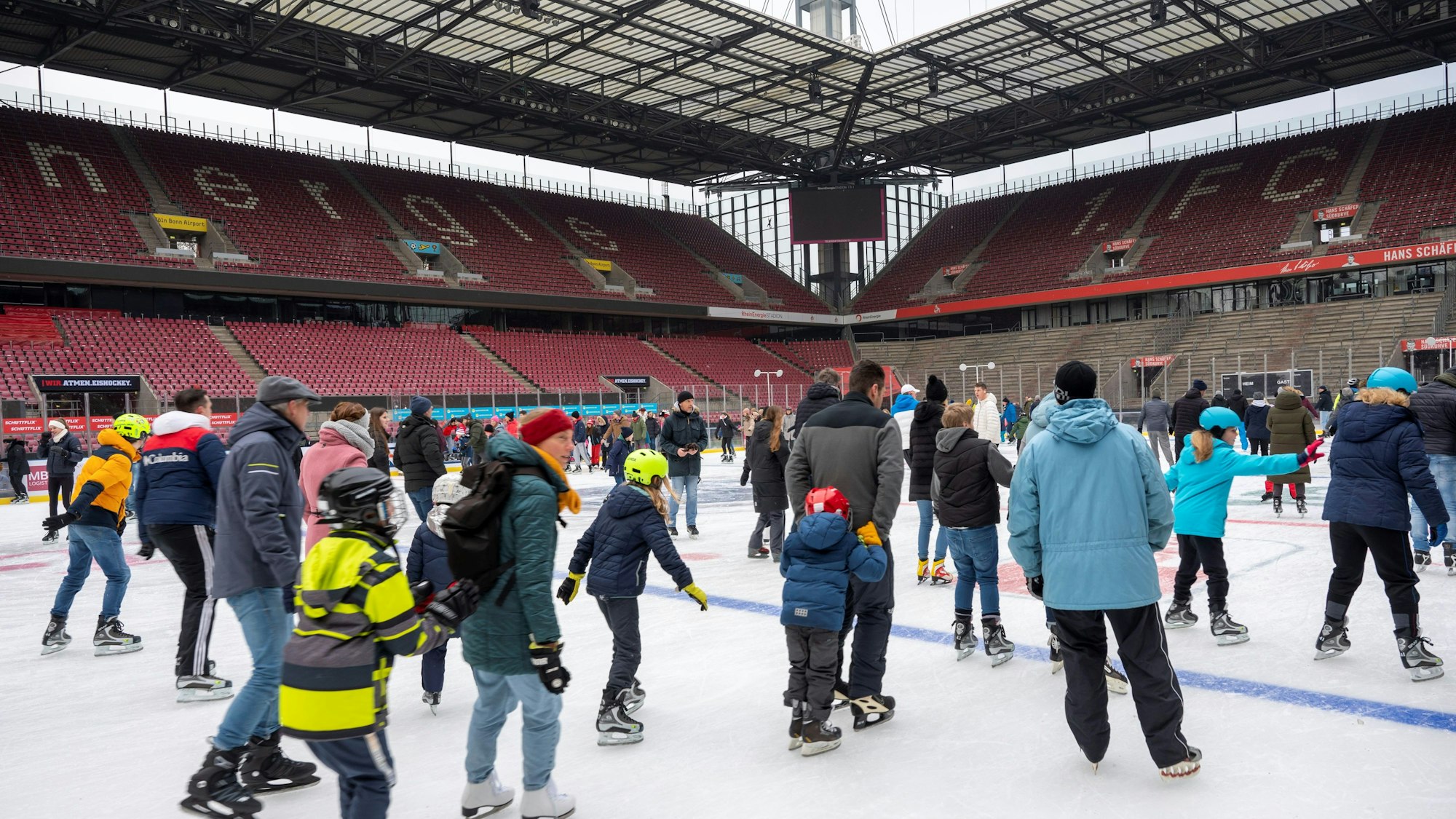Sportbegeisterte beim ersten Eislaufen im Rheinenergie-Stadion