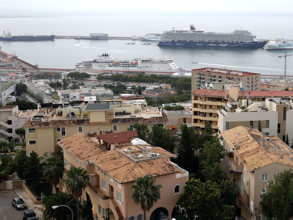 Ein Kreuzfahrtschiff legt im Hafen von Palma an.