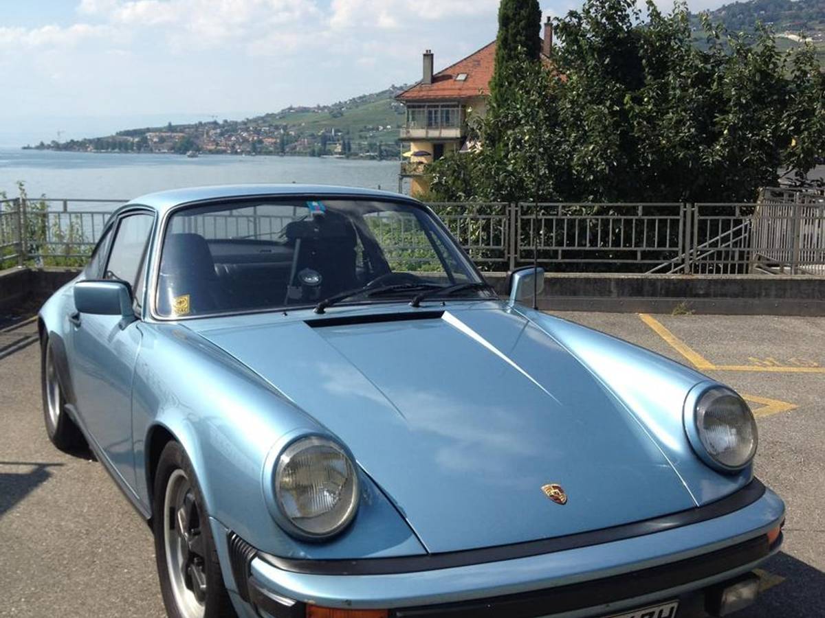Ein Porsche steht auf einem Parkplatz.