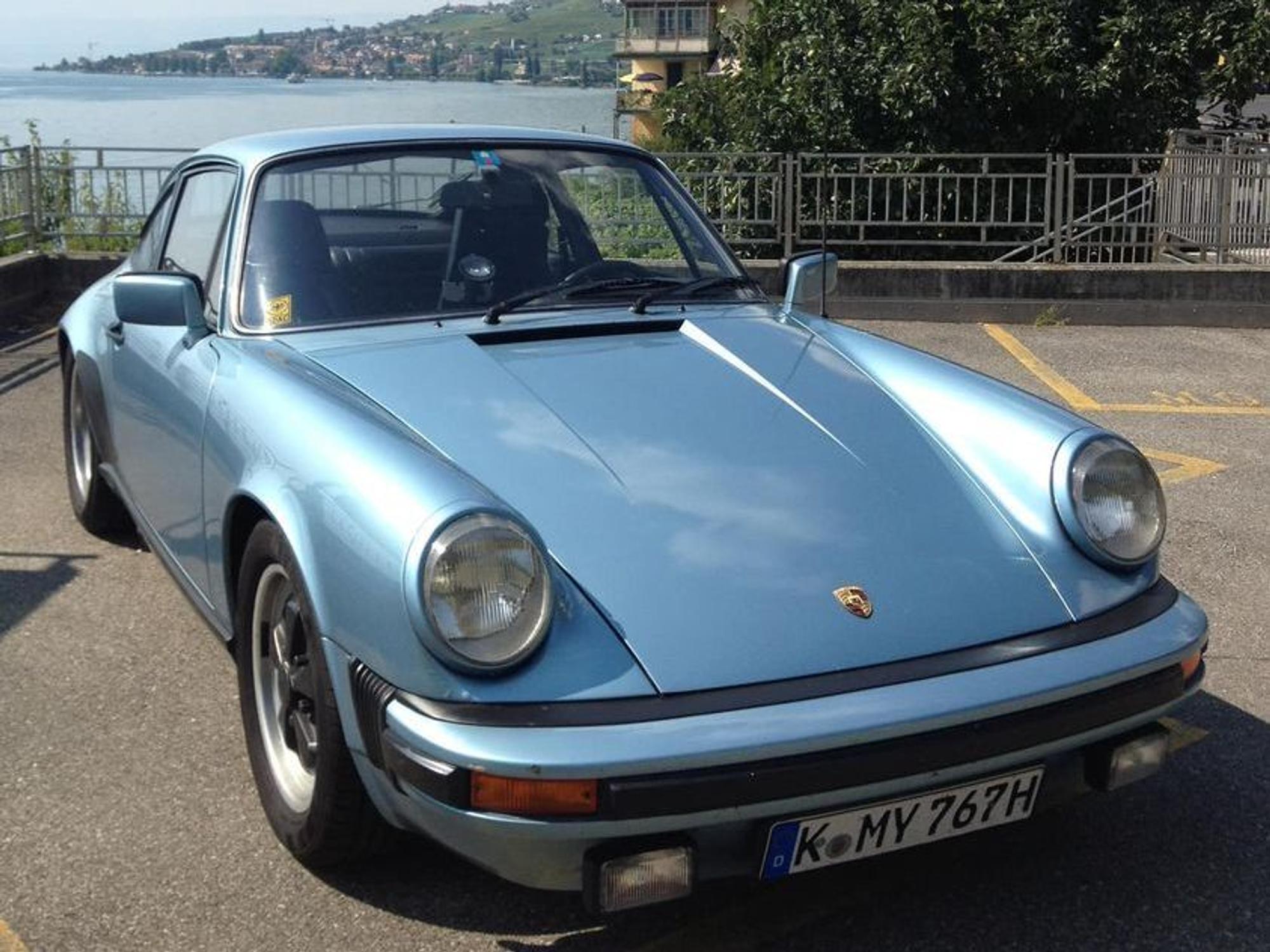 Ein Porsche steht auf einem Parkplatz.
