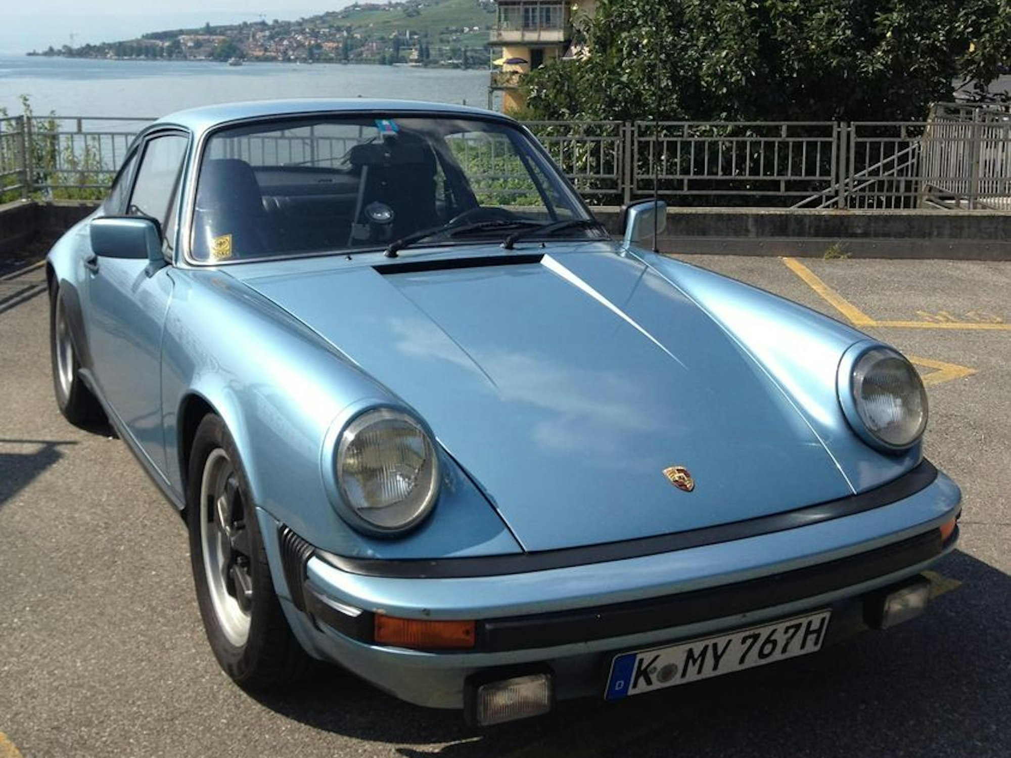 Ein Porsche steht auf einem Parkplatz.