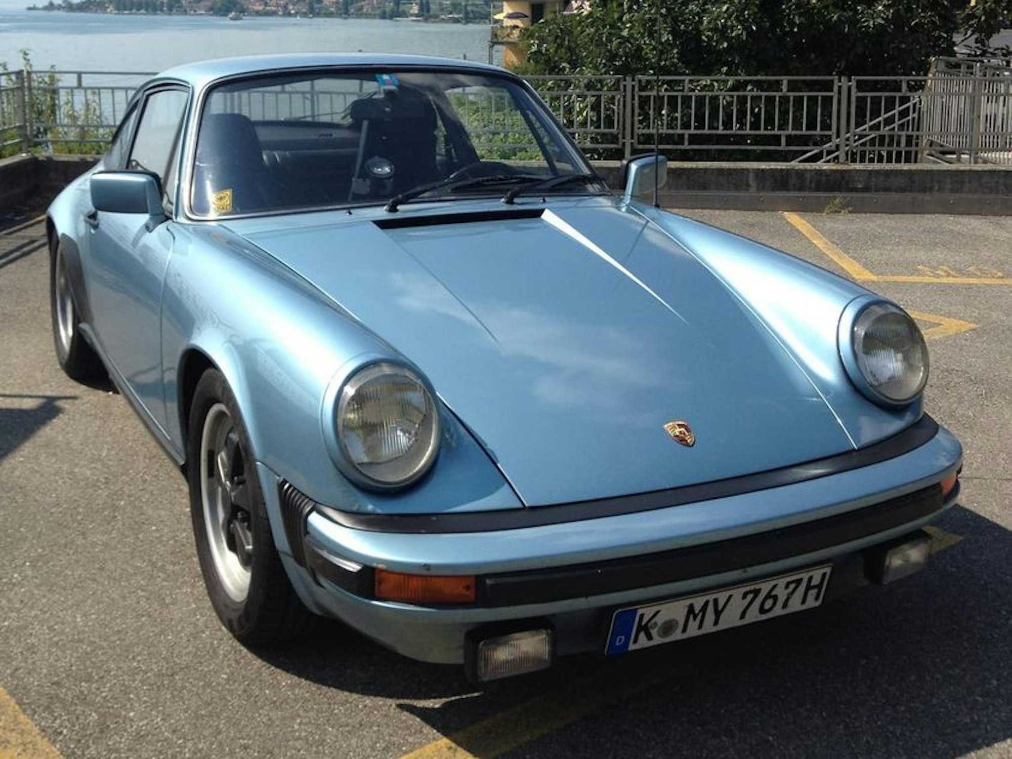 Ein Porsche steht auf einem Parkplatz.