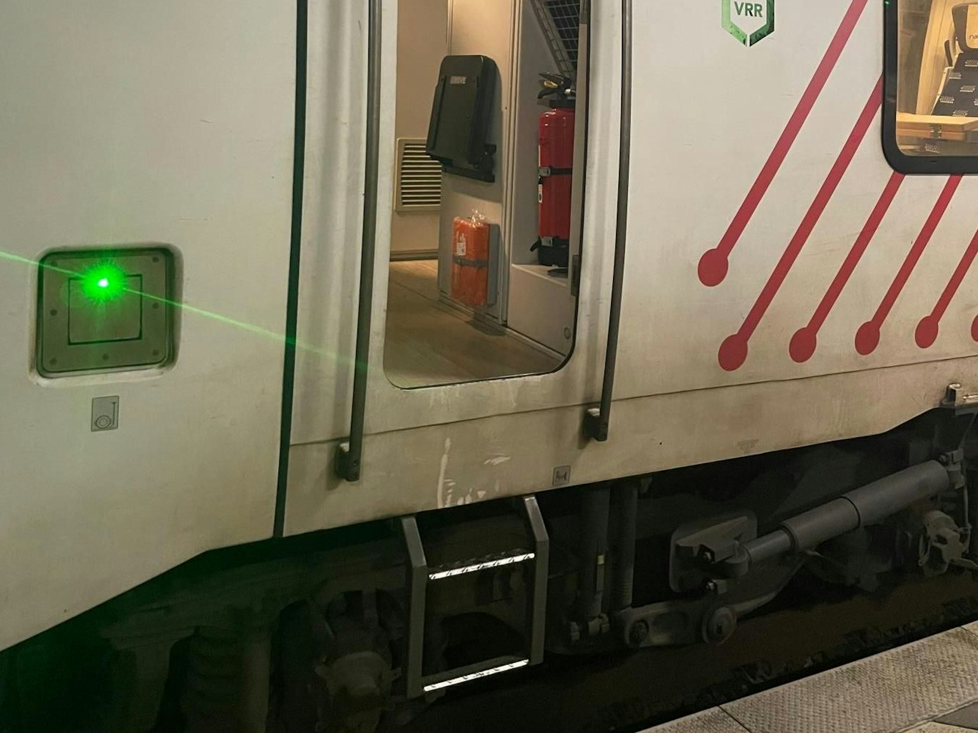 Tür und Trittbrett des Regionalexpress 7